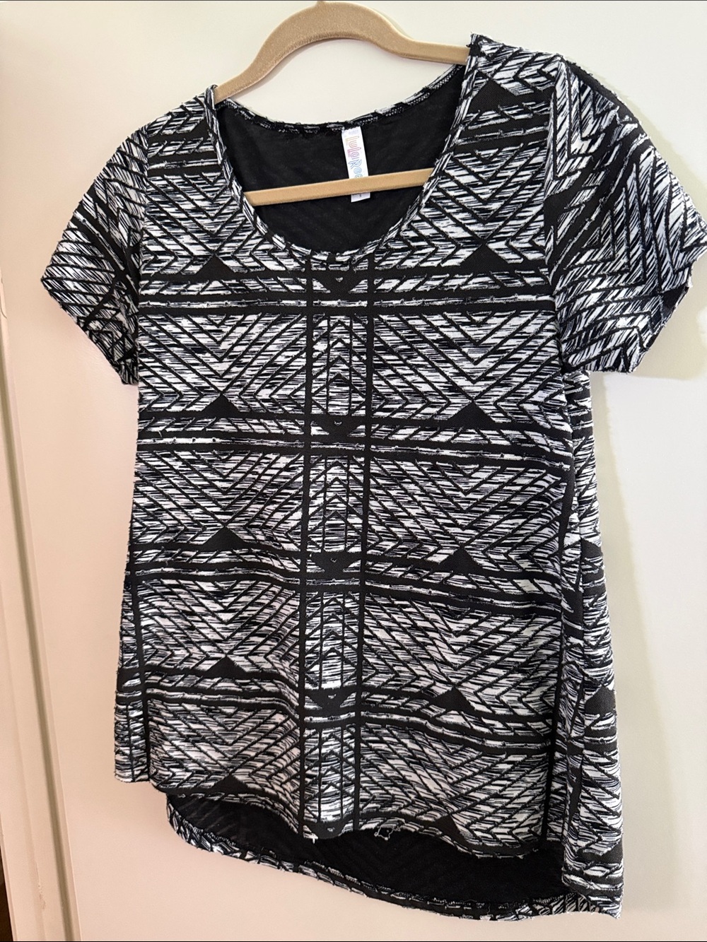 LuLaRoe Black & White Geometric Short Sleeve Classic Tee Top